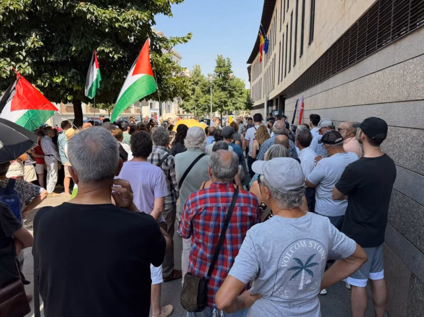 Asistentes durante la concentración frente a los Juzgados de Valladolid. Foto: PCE Valladolid
