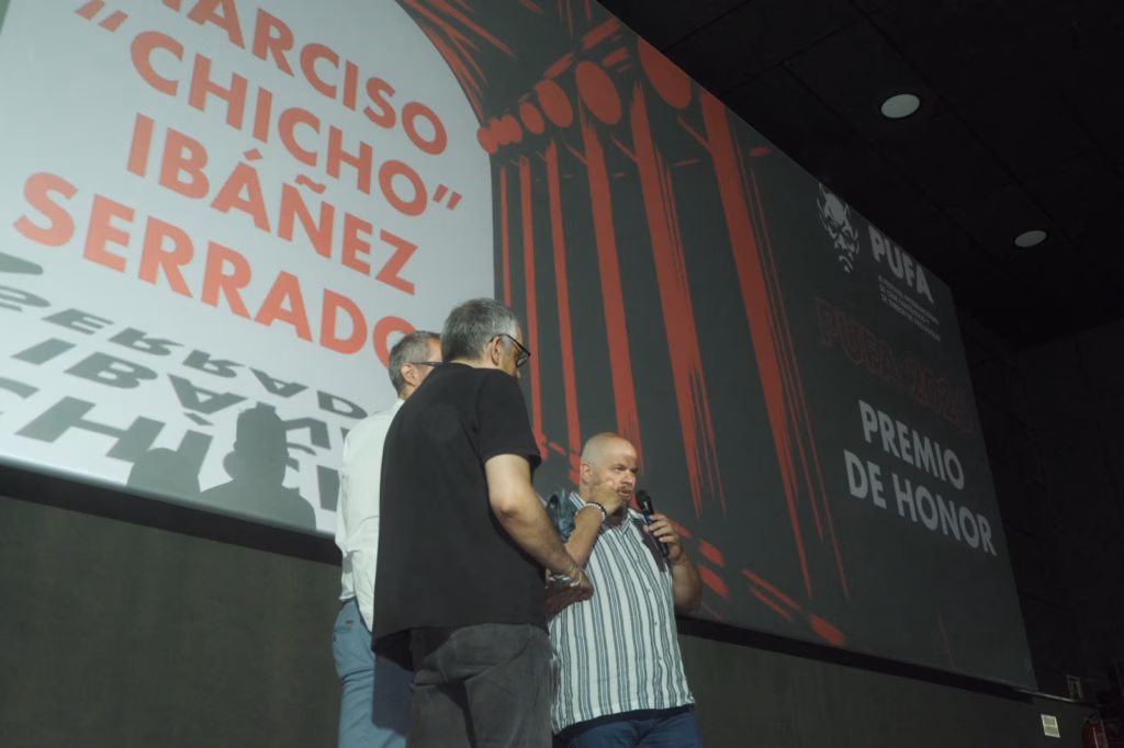Alejandro Ibáñez Naura recogiendo el premio de honor para su padre, a título póstumo. Foto: PUFA