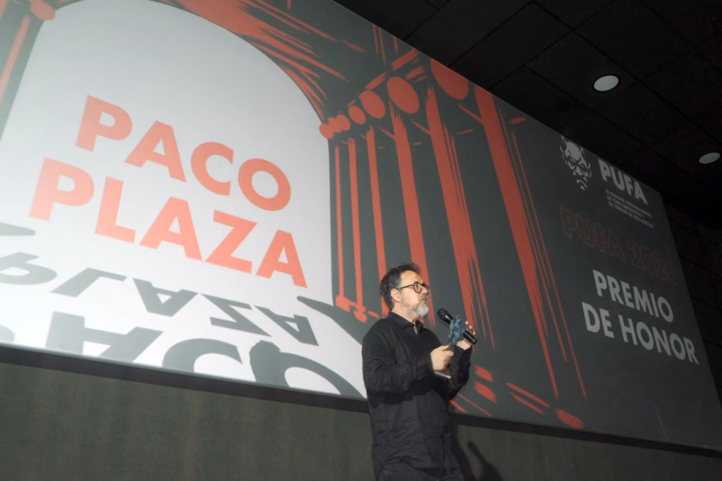 Paco Plaza, en el escenario de la sala 5 de los cines Broadway. Se refirió a ellos como "catedral". Foto: PUFA