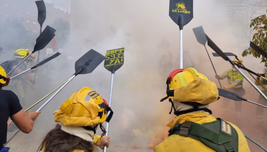 Concentración de bomberos forestales el año pasado frente a las Cortes de Castilla y León. Foto: ATIFCYL