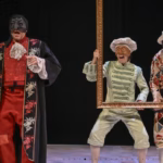 Las situaciones presentadas por Cervantes en su entremés "El retablo de las maravillas" siguen produciéndose en la actualidad. Foto: Els Joglars