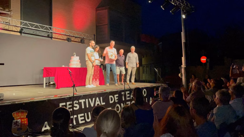 Entrega del Premio del Público 2025 a la Asociación Cultural Compañía de Teatro La Bicicleta (Saldaña, Palencia), ganadora de la anterior edición del festival por su montaje” ¡¡Qué desastre!!”