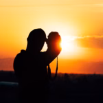 Fotografiando el Sol (Foto Juan Carlos Duran - Pexels)