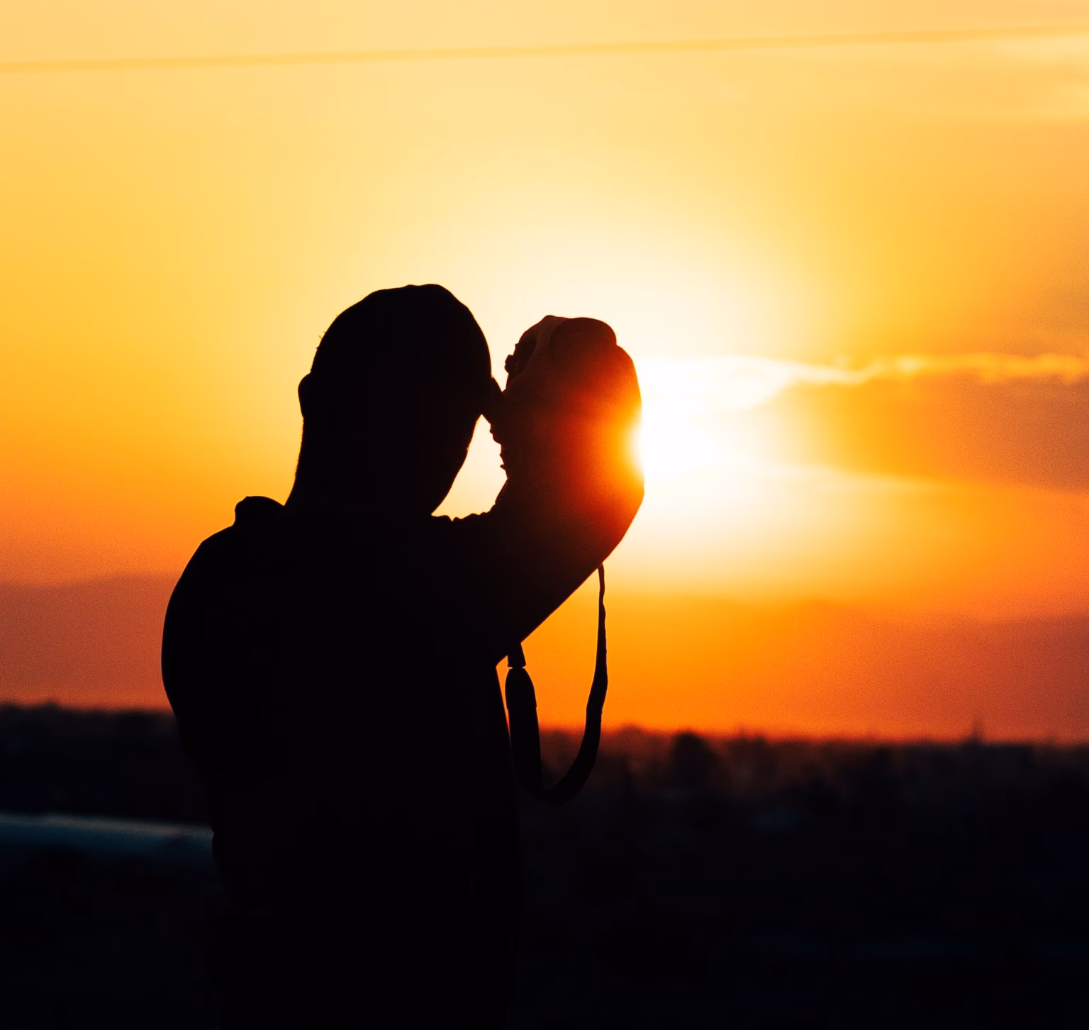 Fotografiando el Sol (Foto Juan Carlos Duran - Pexels)