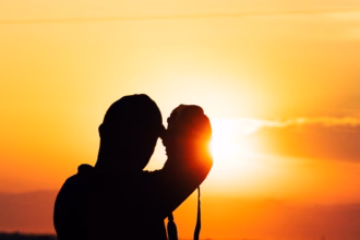 Fotografiando el Sol (Foto Juan Carlos Duran - Pexels)