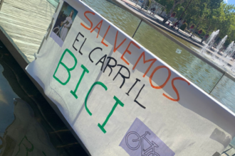 Pancarta en el Paseo de Zorrilla, frente al Laboratorio de las Artes de Valladolid (LAVA). Foto: ASCIVA