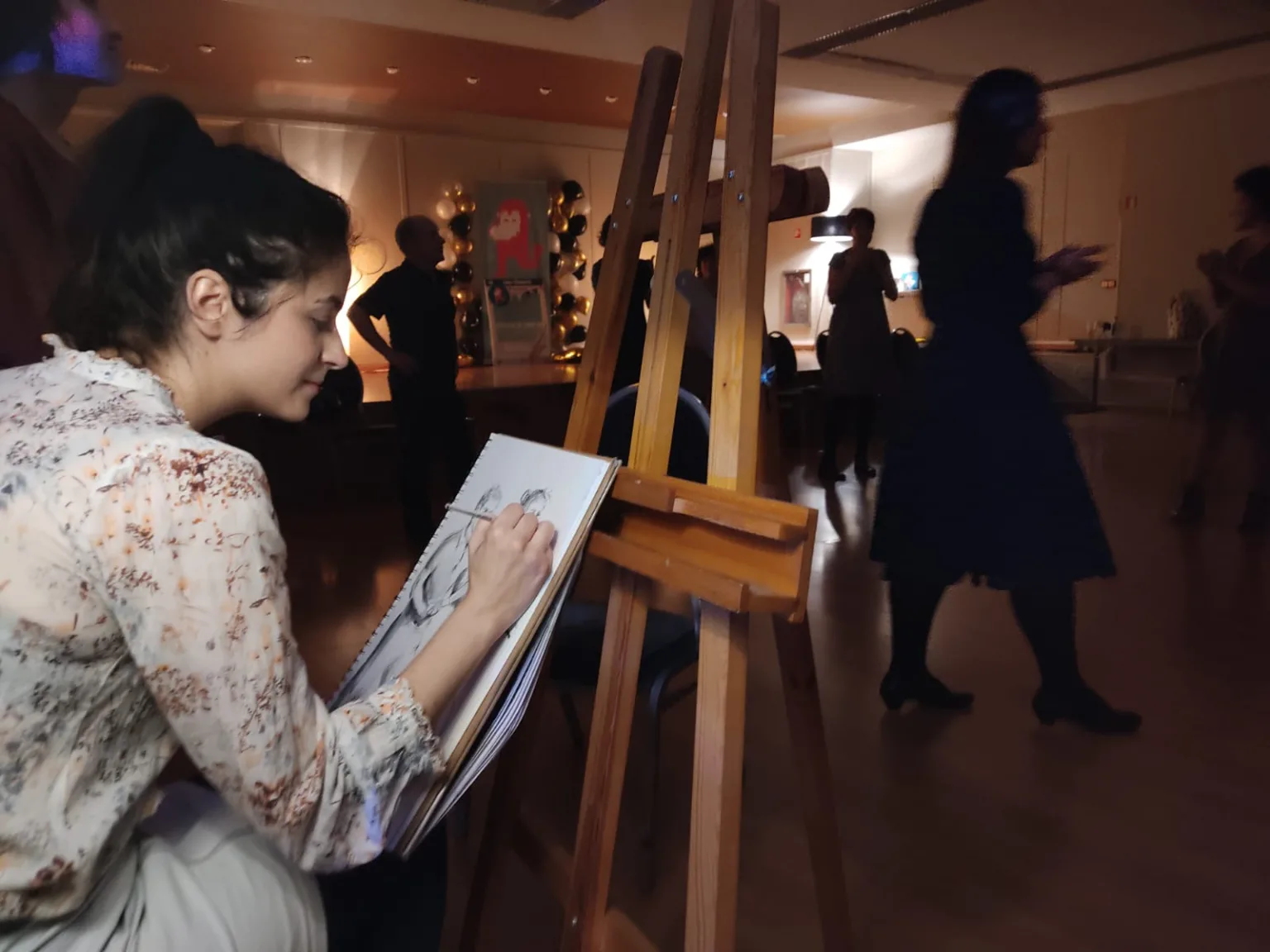 La artista Elisa Rodríguez pintando en uno de los eventos de Lindy Monkeys. Foto: Lindy Monkeys