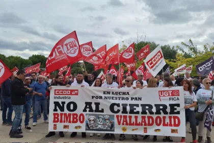 Concentración de la plantilla de trabajadores de Bimbo frente a la sede de las Cortes de Castilla y León. FOTO: UGTCyL