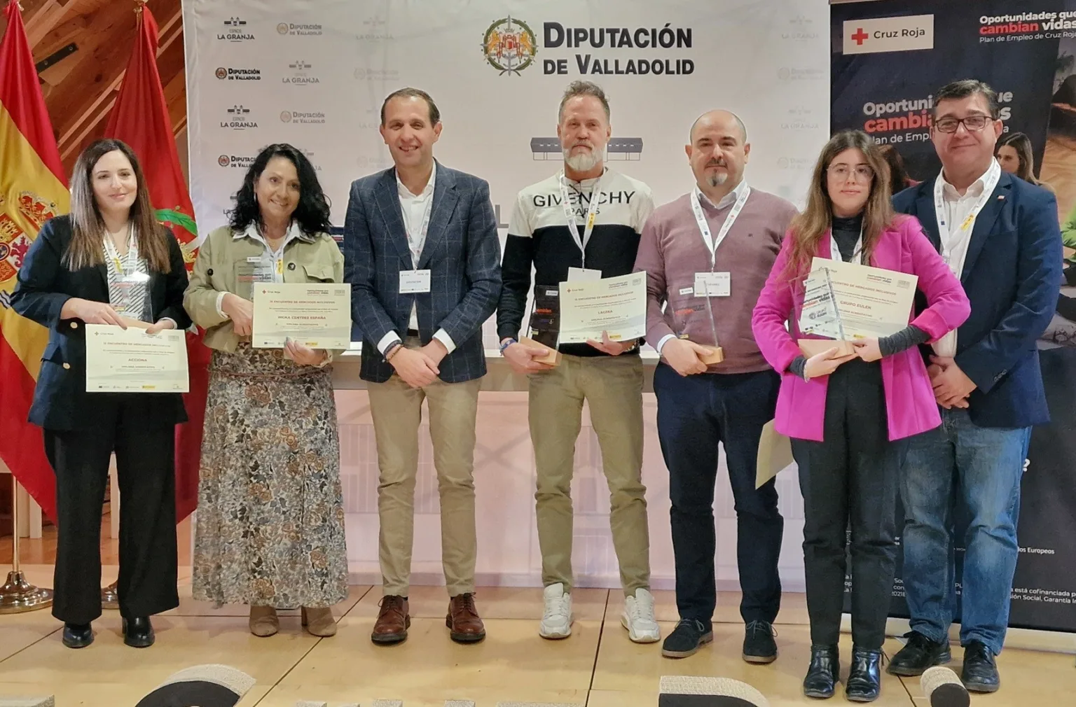 Representantes de las empresas galardonadas por Cruz Roja en Valladolid en el IX Encuentro de Mercados Inclusivos. Foto: Cruz Roja.