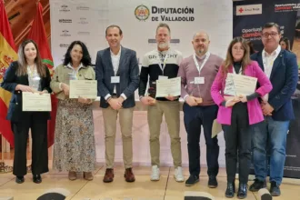 Representantes de las empresas galardonadas por Cruz Roja en Valladolid en el IX Encuentro de Mercados Inclusivos. Foto: Cruz Roja.
