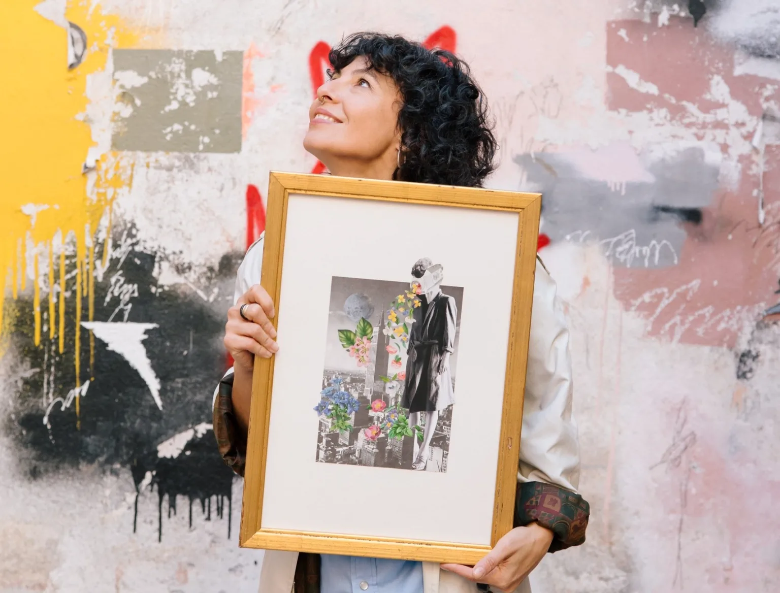 La artista vallisoletana Natalia de la Cal, con una de sus creaciones. Foto: Álvaro Sancha.