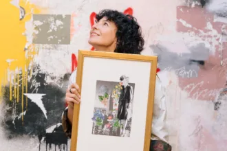 La artista vallisoletana Natalia de la Cal, con una de sus creaciones. Foto: Álvaro Sancha.