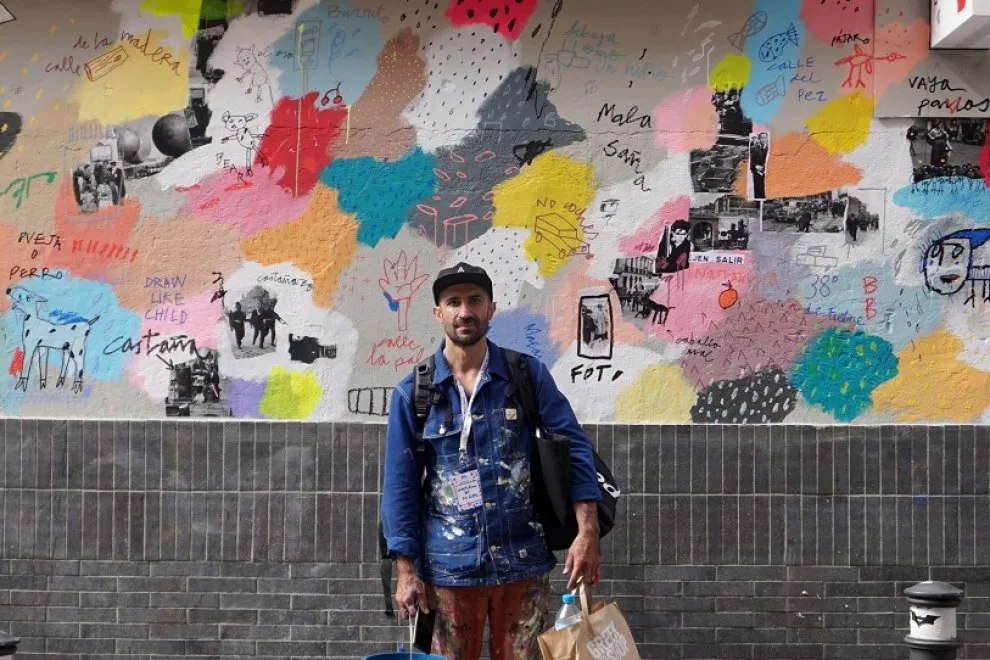 Gonzalo de Miguel, frente al mural con el que ganó el festival de arte urbano Pinta Malasaña en 2023. Foto: Pinta Malasaña.