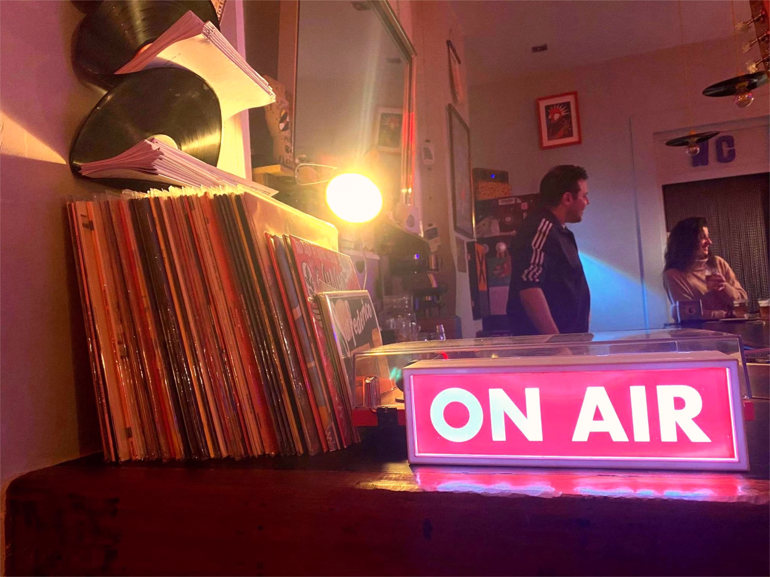 La barra de Bicoca Records, uno de los locales clave de la cultura pucelana en la actualidad. Foto: Social24Horas