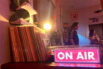 La barra de Bicoca Records, uno de los locales clave de la cultura pucelana en la actualidad. Foto: Social24Horas