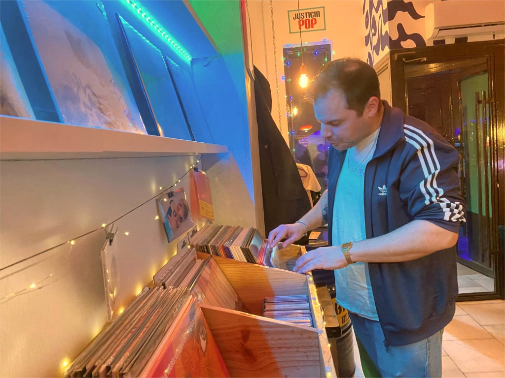 Andrelo Bicoca abrió Bicoca Records en octubre de 2022. Foto: Social24Horas