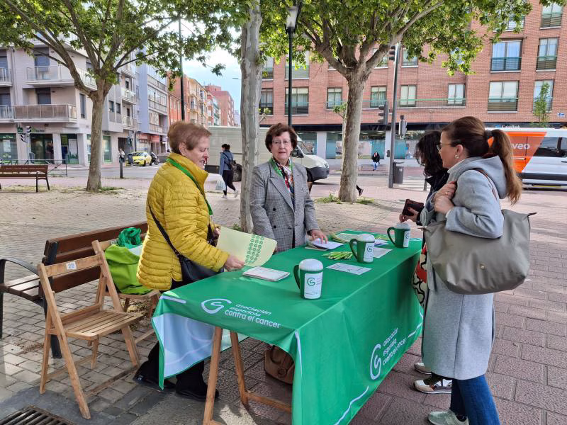 Vecinas vallisoletanas aportan su donativo una de las mesas con huchas instaladas en la ciudad este 8 de mayo. Foto: AECC Valladolid