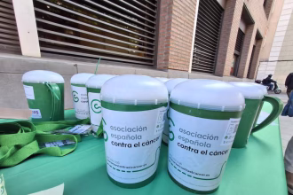 Huchas preparadas para la cuestación anual en una de las mesas de la Asociación Española Contra el Cáncer en Valladolid. Foto: AECC Valladolid