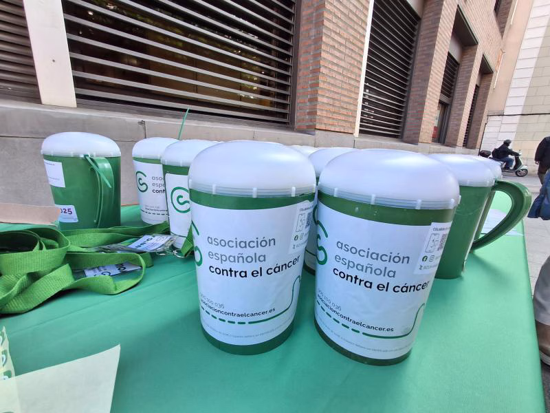 Huchas preparadas para la cuestación anual en una de las mesas de la Asociación Española Contra el Cáncer en Valladolid. Foto: AECC Valladolid
