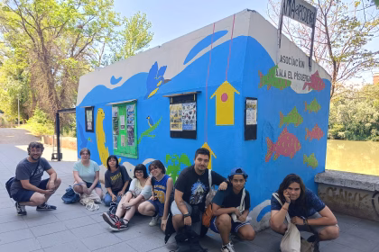 Alumnos de la escuela de Arte de Valladolid han ayudado a llenar de color la caseta pequeña de AMA El Pisuerga en Tenerías. Foto: AMA El Pisuerga