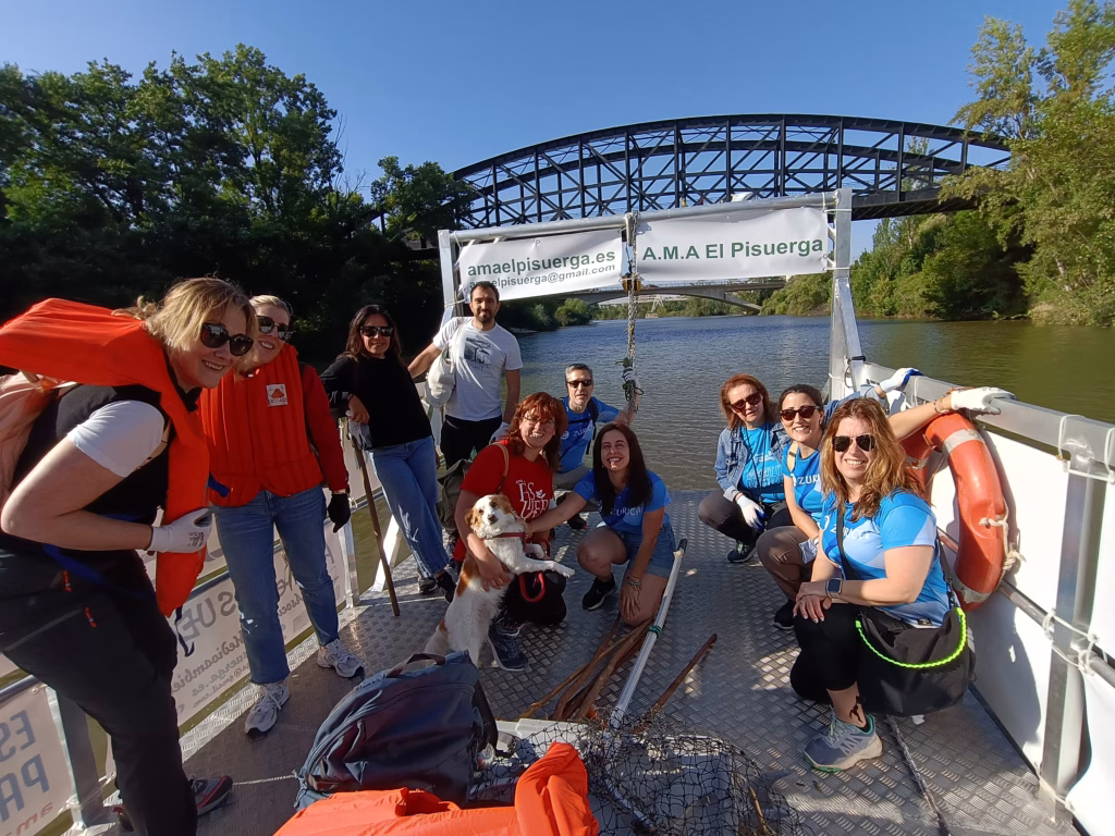 Acción medioambiental en la "Guardiana del Pisuerga", en colaboración con voluntarias y voluntarios de la empresa Zurich. Foto: AMA El Pisuerga