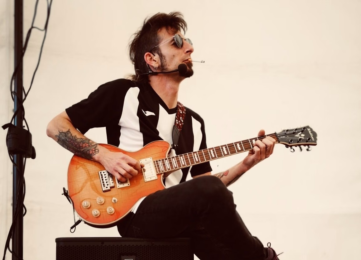 Iñaki Zaldua lleva dos décadas con esta guitarra como compañera de vida. Foto: Archivo personal