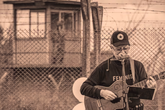 León Gieco, en uno de sus últimos conciertos solidarios, en la Unidad 5, centro penitenciario femenino de Montevideo. Foto: Pata Eizmendi
