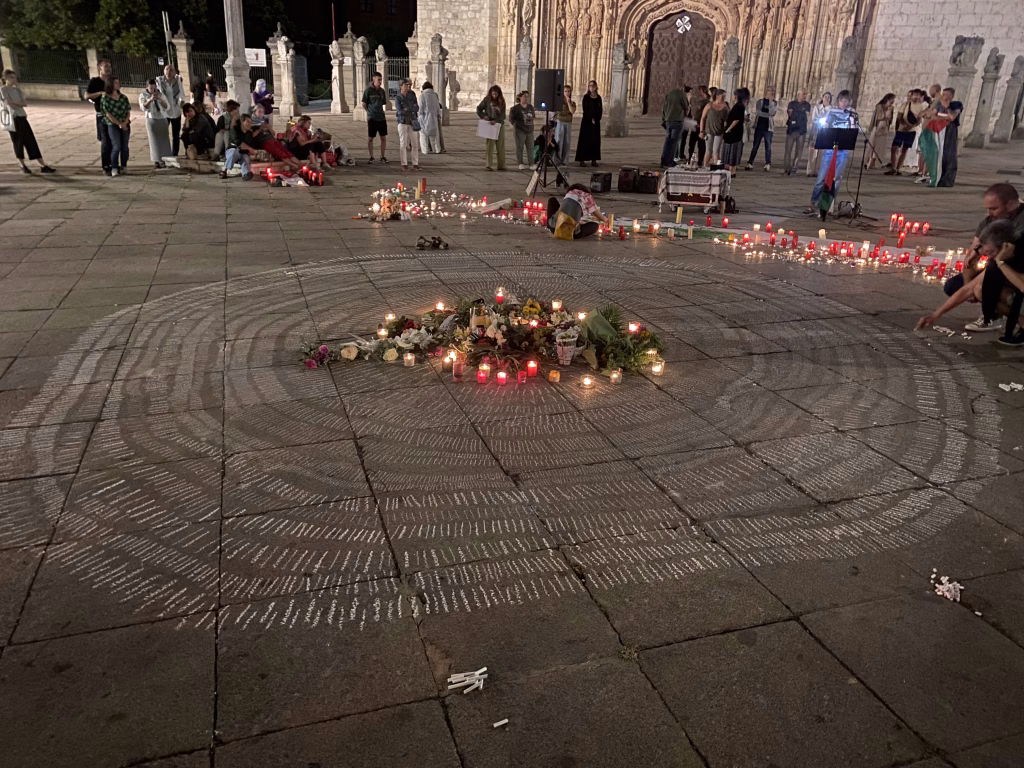 Con cada nombre enunciado desde el micrófono, voluntarios de la Marea Palestina dibujaban con tiza una marca en el suelo de la plaza de San Pablo. Fueron 18.500 marcas. Foto: Social24Horas