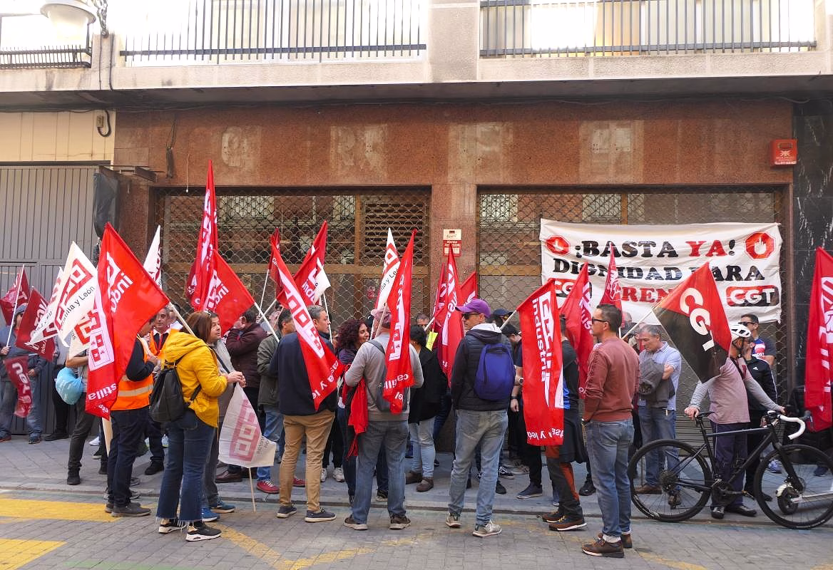 La manifestación de la plantilla de Frenos y Conjuntos finalizó en la sede de la empresa matriz, Lingotes Especiales. Foto: CCOO CyL