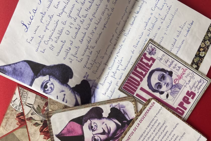 Las participantes muestran su lado más artístico en la elaboración de las cartas. Foto: Mujeres por Carta