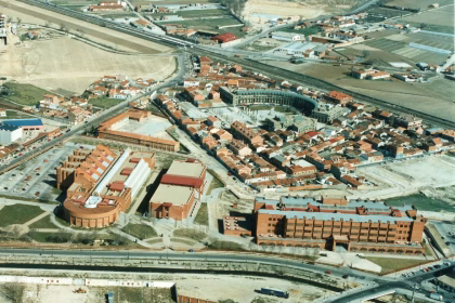 Panorámica del barrio Belén a mediados de los noventa, con la inconfundible plaza de las Nieves. Foto: SAFI 2000, S.L. Archivo Municipal de Valladolid