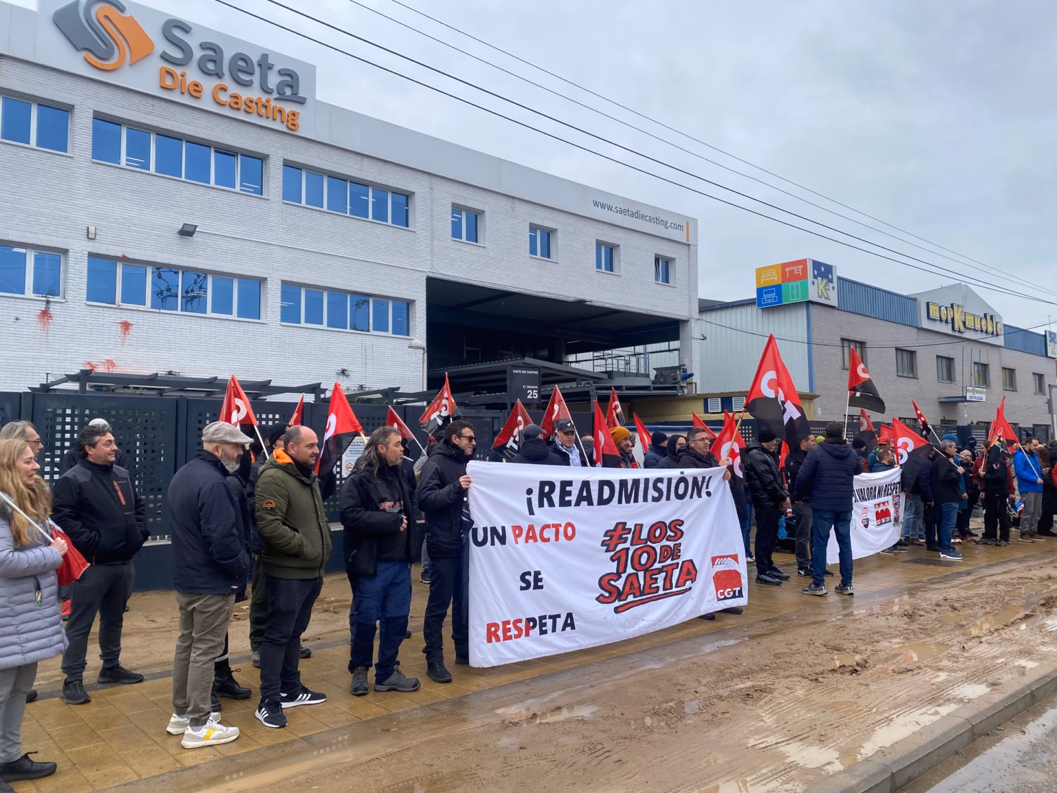 Compañeros, familiares y simpatizantes de la CGT respondieron al llamamiento ante las puertas de Saeta. Foto: Social24Horas