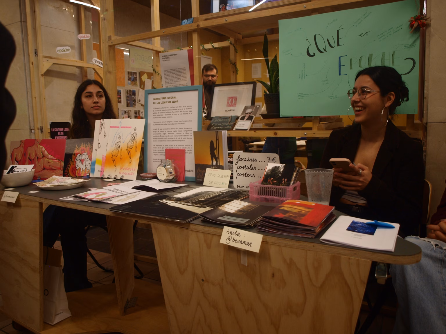 La asociación juvenil Epokhé tenía su puesto en la Feria Creativa de Galerías Valladolid delante del local en el que desarrollan su residencia artística. Foto: Social24Horas