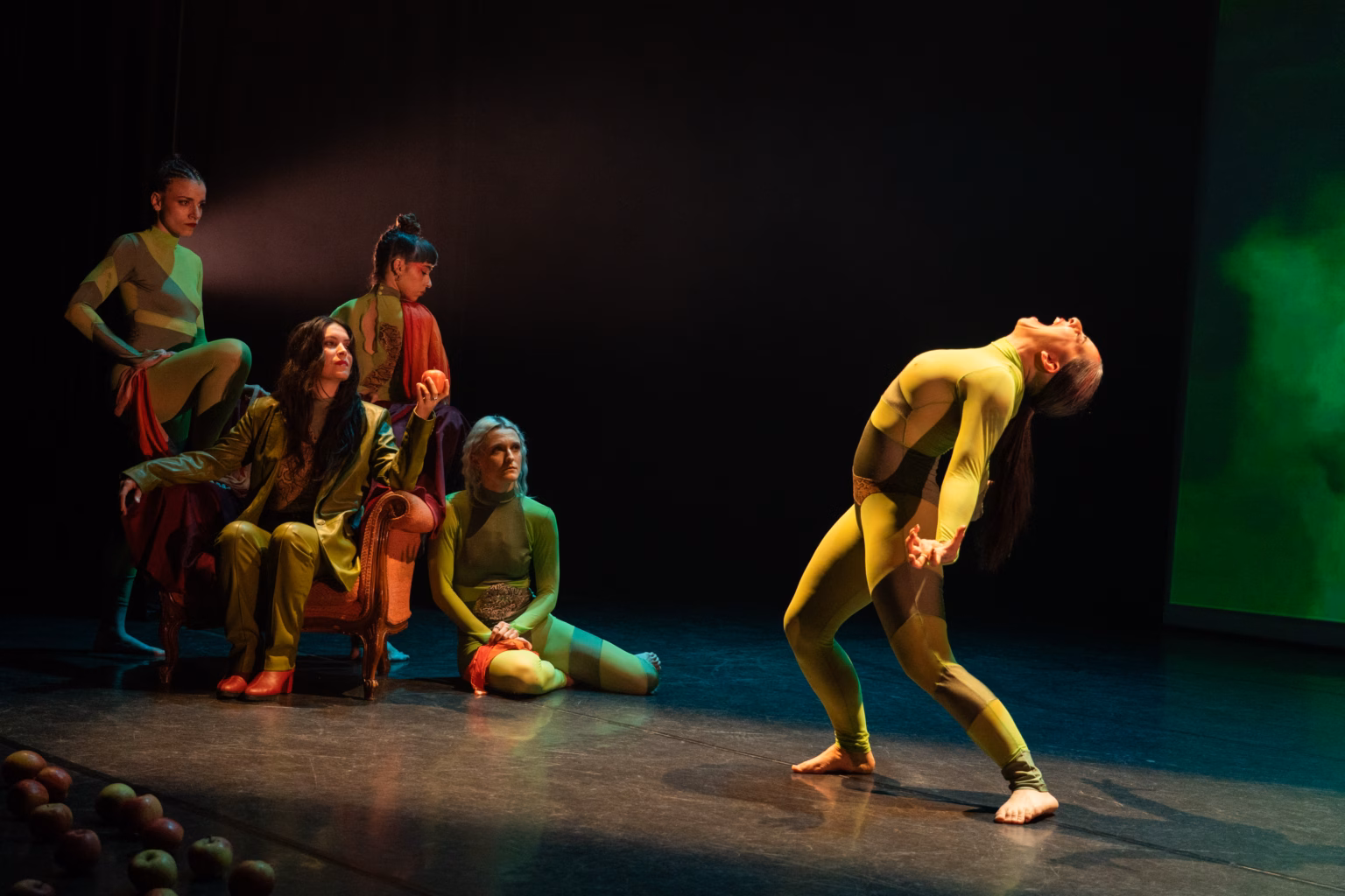 La cantante Rocío Torío, sentada en la butaca, junto a las bailarinas Martín, Cabezas, Makovey y Vinagrero. Foto: @alex_mineralex