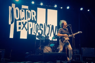 Jorge Muñoz-Cobo en un concierto de su banda, Doctor Explosion, en Gijón. Foto: Miguel Prado