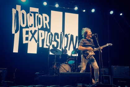 Jorge Muñoz-Cobo en un concierto de su banda, Doctor Explosion, en Gijón. Foto: Miguel Prado