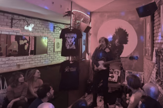 Jorge Muñoz-Cobo y su guitarra eléctrica en el pequeño escenario del Bizarro. Foto: Social24Horas