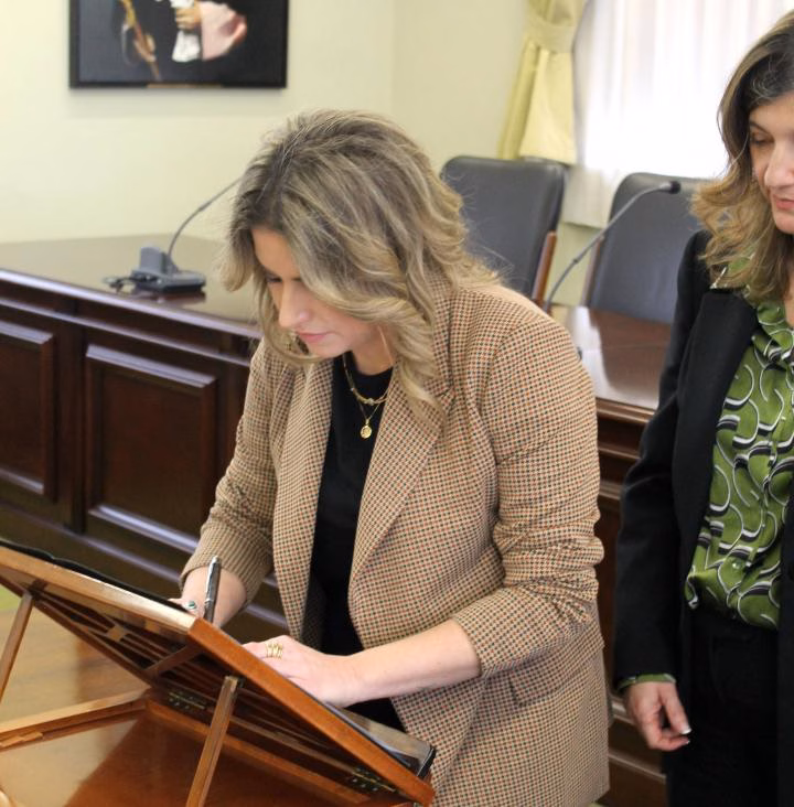 La nueva directora en el momento de rubricar su nombramiento 