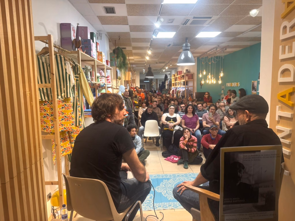 Imagen desde el exterior de Pintaderas, repleta de público en la presentación de Desde el jergón. Foto: Nacho Vicente