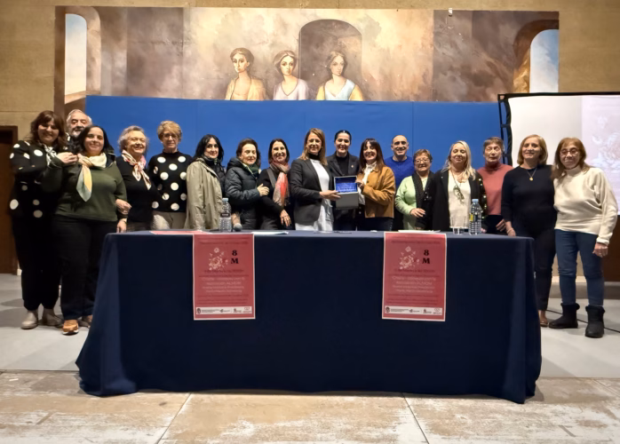 Ana Caurel entrega de una placa a las representantes de la asociación, Marta Martín y Noelia Valdueza
