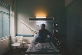 El Test de Sangre Oculta en Heces es una prueba indolora y no invasiva, que se puede realizar en casa. Foto: AECC