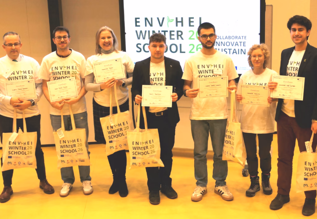 Equipo 4' formado por estudiantes y docentes de Polonia y España, que resultó ganador del desafío con un proyecto de bicicleta sostenible