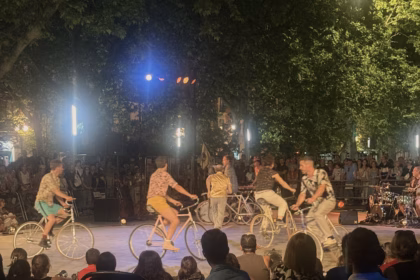 La bicicleta se convierte en mucho más que un aparato: es soporte, instrumento y punto de encuentro. Foto: Social24Horas