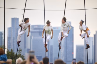 "Épiphytes", de la Cie. des Chaussons Rouges, es un bosque suspendido en el aire. Foto: David Levene
