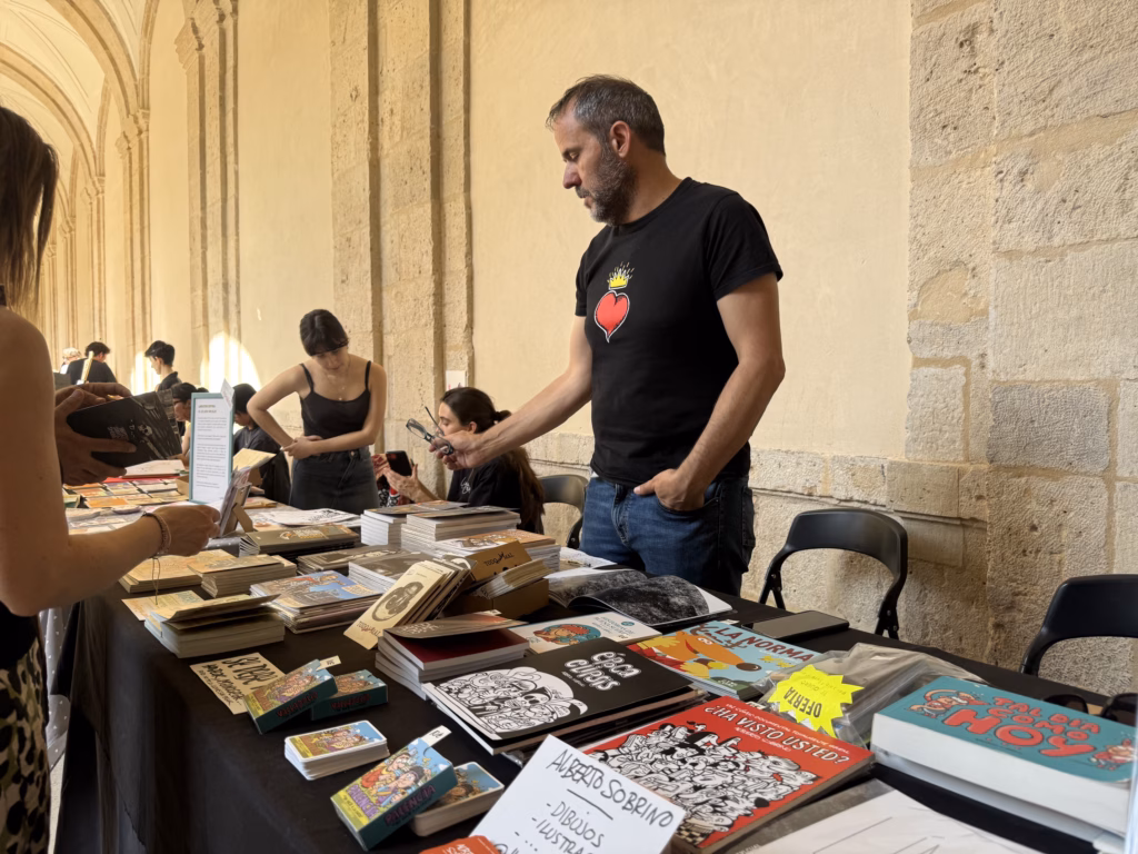 Uno de los fijos en las ferias de ilustración y edición es el artista Alberto Sobrino. Foto: Social24Horas