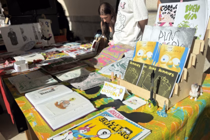 Mesa de la Escuela de Arte y Superior de CRBC de Valladolid (EAVA), en Asalto Gráfico. Foto: Social24Horas