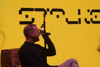 Erik Urano fue comentando el disco "Stalker" canción a canción. Foto: Daniel Pelayo