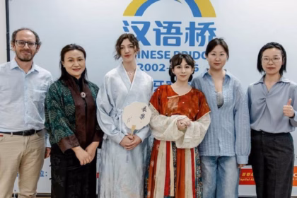 Estudiantes y profesoras Liu Beir y Zhao Yaqing y los directores del Confucio ULE Peng Fengchun y Oscar Fernandez