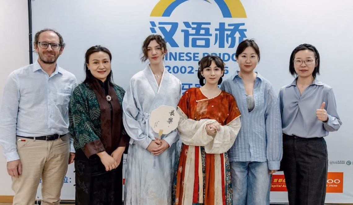 Estudiantes y profesoras Liu Beir y Zhao Yaqing y los directores del Confucio ULE Peng Fengchun y Oscar Fernandez