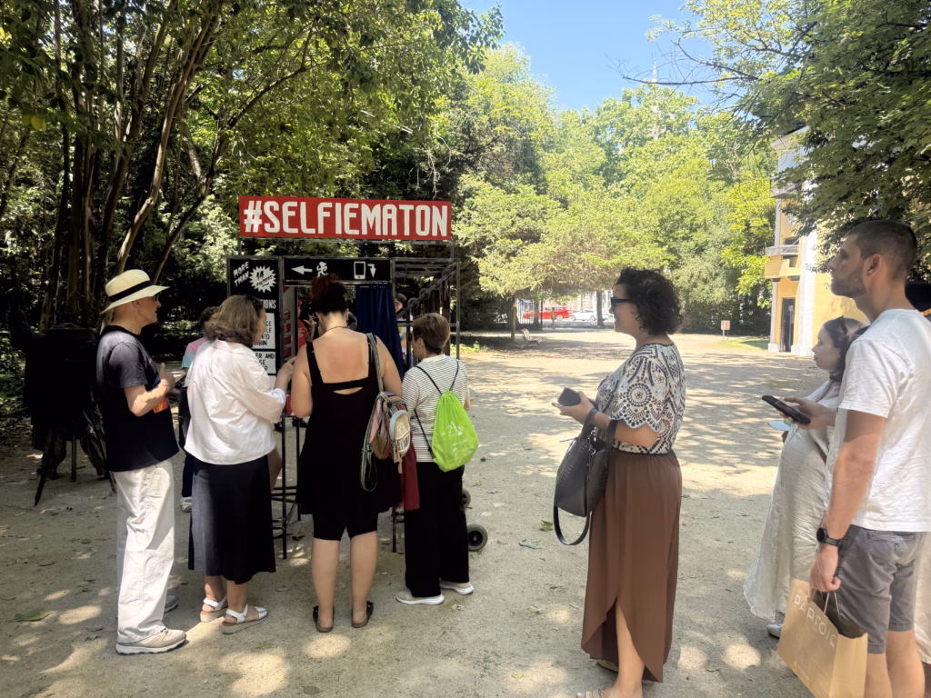 La instalación de María Solà espera junto al fotógrafo del Campo Grande. Foto: Social24Horas